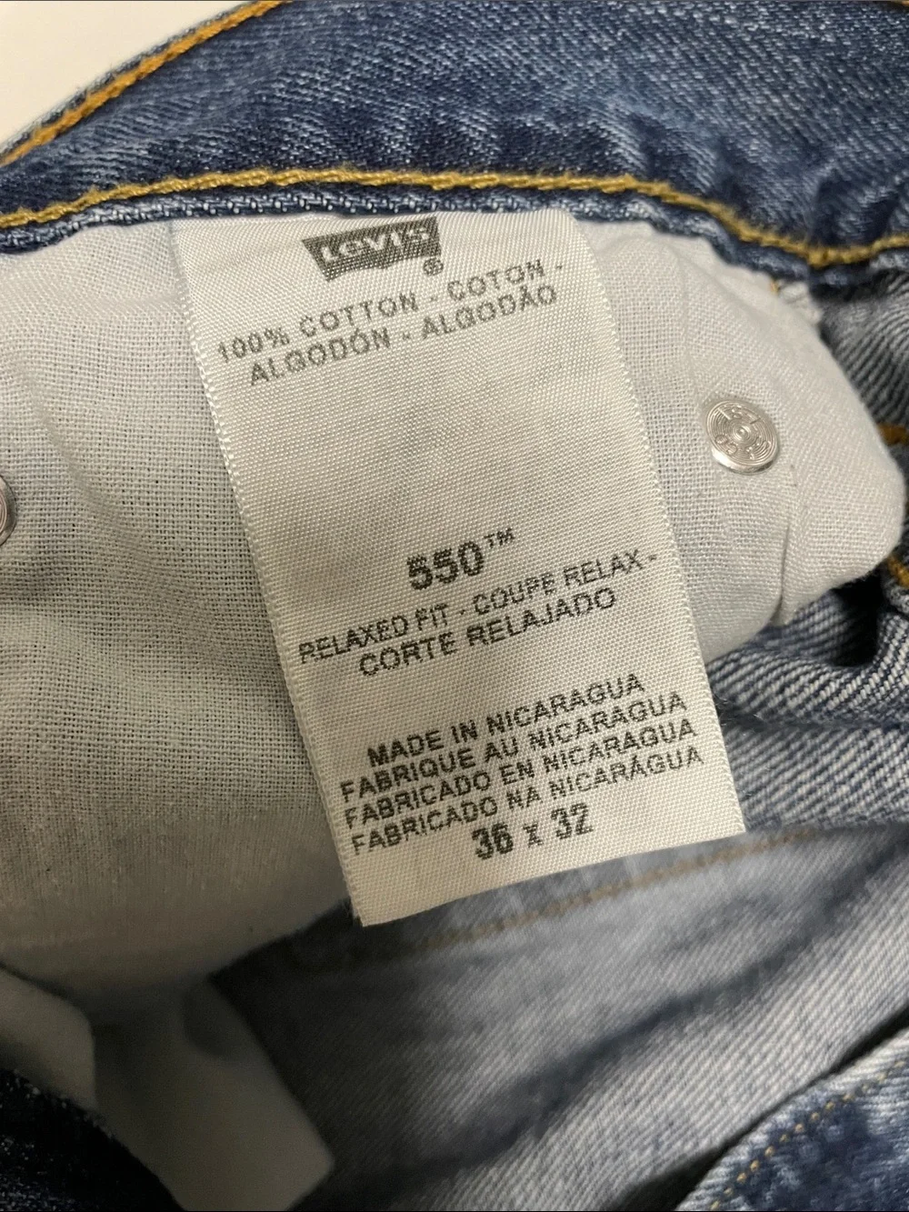 Men’s EUC LEVI’S 550 Relaxed Fit Jeans Classic Med Wash Denim Sz 35/32 5-Pocket